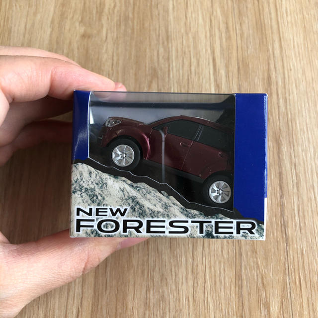 スバル(スバル)のSUBARU 非売品 缶の側面を走る！ミニカー FORESTER 2点セット エンタメ/ホビーのおもちゃ/ぬいぐるみ(ミニカー)の商品写真