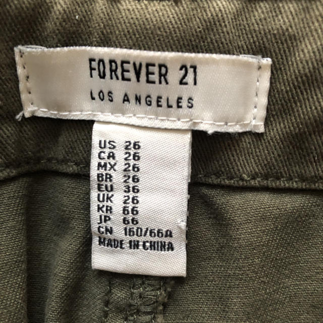 FOREVER 21(フォーエバートゥエンティーワン)のダメージ加工　チノパン レディースのパンツ(チノパン)の商品写真