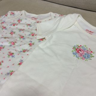 キャスキッドソン(Cath Kidston)のエイミー様専用♡花柄肌着ロンパース新品(肌着/下着)