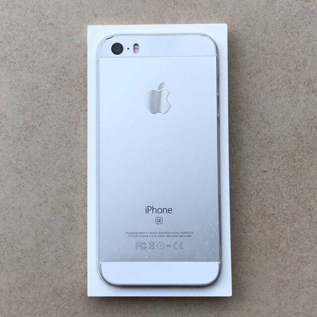iPhone SE 32GB スマホ/家電/カメラのスマートフォン/携帯電話(スマートフォン本体)の商品写真