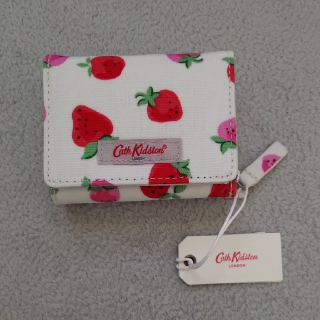 Cath Kidston(キャスキッドソン)の新品　キャスキッドソン　いちご柄　ミニ財布　三つ折り レディースのファッション小物(財布)の商品写真