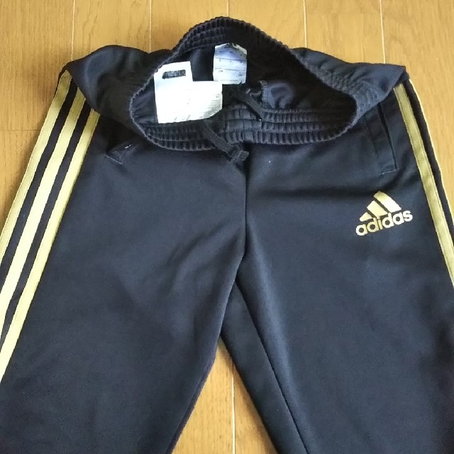 adidas(アディダス)のadidas ジャージ ズボン   130 キッズ/ベビー/マタニティのキッズ服男の子用(90cm~)(パンツ/スパッツ)の商品写真