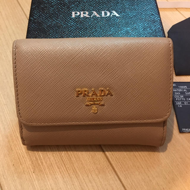 PRADA 財布 ベージュ 品