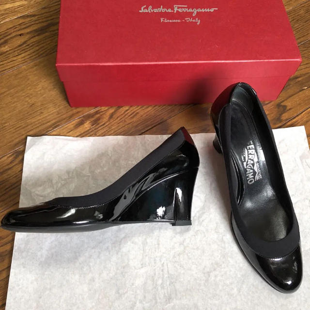 Salvatore Ferragamo(サルヴァトーレフェラガモ)の【ym.ym様専用】美品♩ フェラガモ  黒パテント ウェッジソール パンプス レディースの靴/シューズ(ハイヒール/パンプス)の商品写真