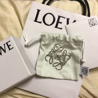 ロエベ(LOEWE)の新品未使用　ロエベ　アナグラム　チャーム　ブローチ(ブローチ/コサージュ)