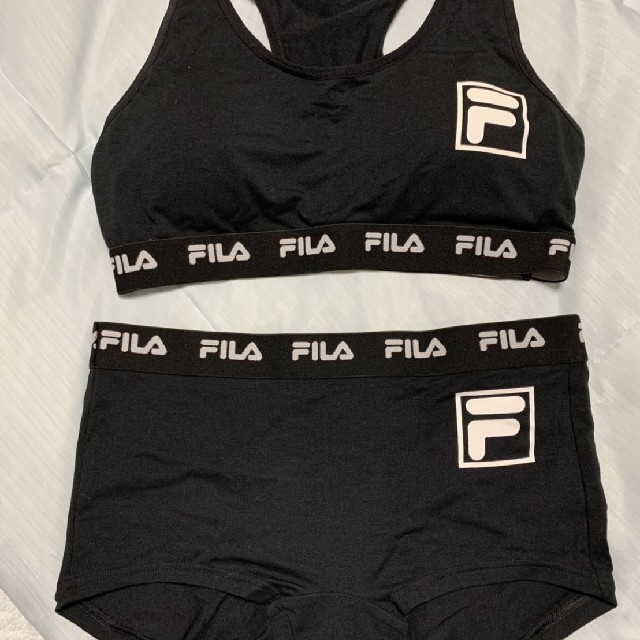 FILA(フィラ)の【新品未使用】FILAフィラ スポーツブラ 上下セット L スポーツ/アウトドアのトレーニング/エクササイズ(トレーニング用品)の商品写真