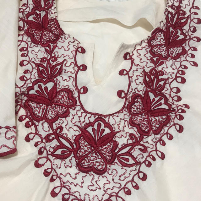 ☺︎値下げしました☺︎刺繍トップス レディースのトップス(シャツ/ブラウス(半袖/袖なし))の商品写真
