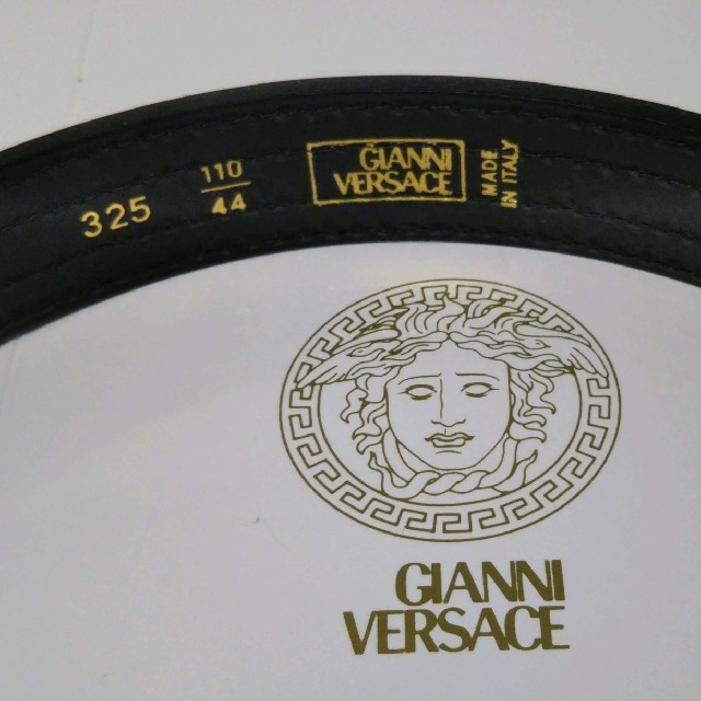 Gianni Versace(ジャンニヴェルサーチ)の新品・未使用品☆ヴェルサーチ・メンズベルト★銀色3連タイプ・クロコ柄型押し メンズのファッション小物(ベルト)の商品写真