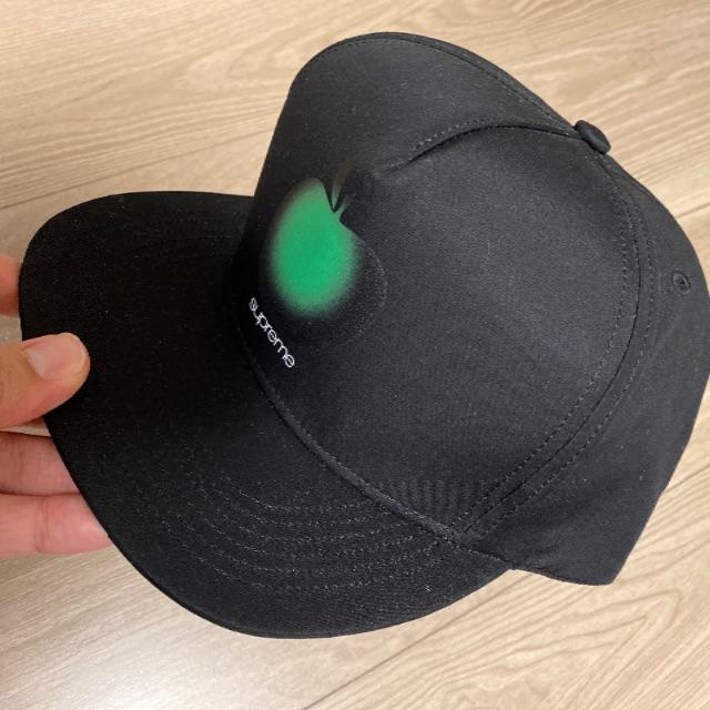 Supreme(シュプリーム)の新品 supreme apple 5panel cap 黒 メンズの帽子(キャップ)の商品写真