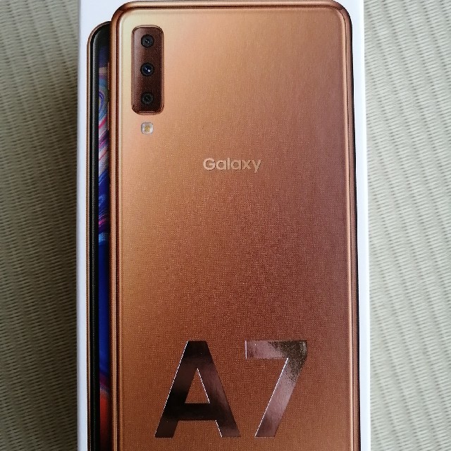 新品未開封 Galaxy A7 ゴールド 64GB 送料込 スマホ/家電/カメラのスマートフォン/携帯電話(スマートフォン本体)の商品写真