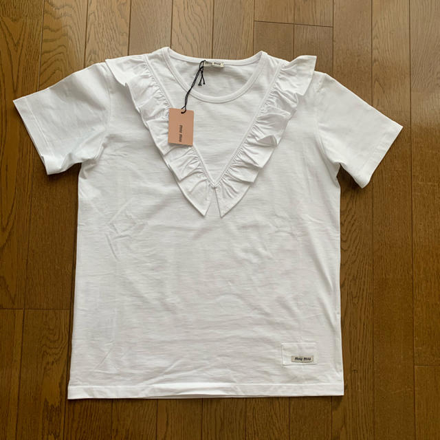 miumiu(ミュウミュウ)のmiumiu フリルTシャツ　試着のみタグ付き レディースのトップス(Tシャツ(半袖/袖なし))の商品写真