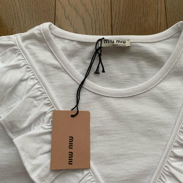 miumiu(ミュウミュウ)のmiumiu フリルTシャツ　試着のみタグ付き レディースのトップス(Tシャツ(半袖/袖なし))の商品写真