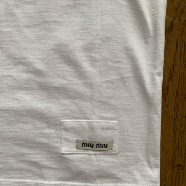 miumiu(ミュウミュウ)のmiumiu フリルTシャツ　試着のみタグ付き レディースのトップス(Tシャツ(半袖/袖なし))の商品写真