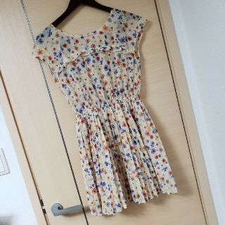 ジルバイジルスチュアート(JILL by JILLSTUART)の美品 JILLSTUART 小花柄フレアー切り替えワンピース(ミニワンピース)