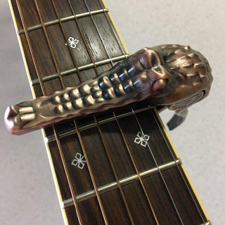 カポタスト カポ ギター ウクレレ用 ワニ クロコダイルスタイル レッド(その他)