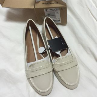 ザラ(ZARA)のZara オフホワイトフラットシューズ(スリッポン/モカシン)