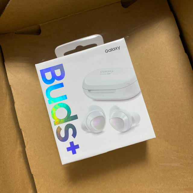 Galaxy(ギャラクシー)のGALAXY buds+　 ギャラクシー　バッズプラス　ホワイト スマホ/家電/カメラのオーディオ機器(ヘッドフォン/イヤフォン)の商品写真