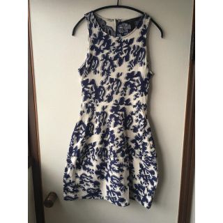 ビーシービージーマックスアズリア(BCBGMAXAZRIA)の本日終了　美品　BCBG MAXAZRIA ジャガードワンピース　ブルー　花柄(ひざ丈ワンピース)