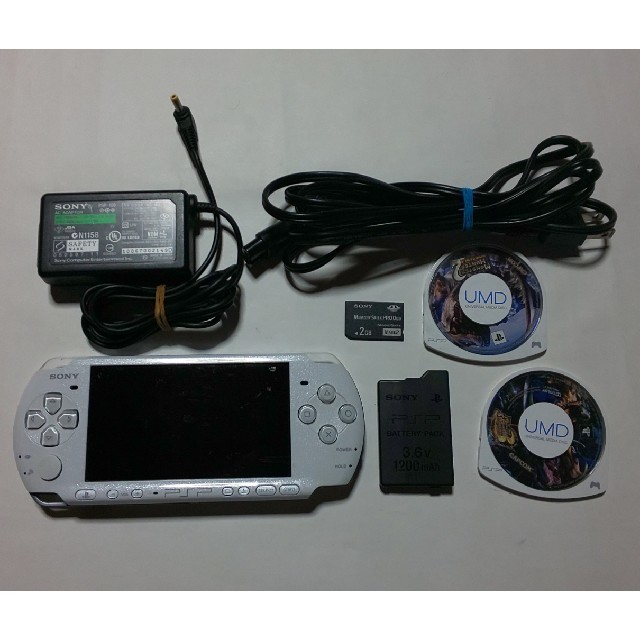 PlayStation Portable(プレイステーションポータブル)の（管03）PSP-3000（白）すぐ遊べるセット エンタメ/ホビーのゲームソフト/ゲーム機本体(携帯用ゲーム機本体)の商品写真