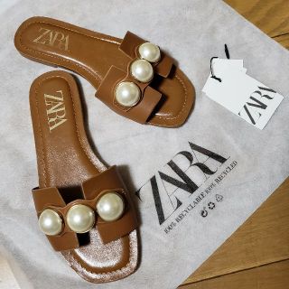 ザラ(ZARA)のZARA ザラ パール付き レザー フラット サンダル(サンダル)