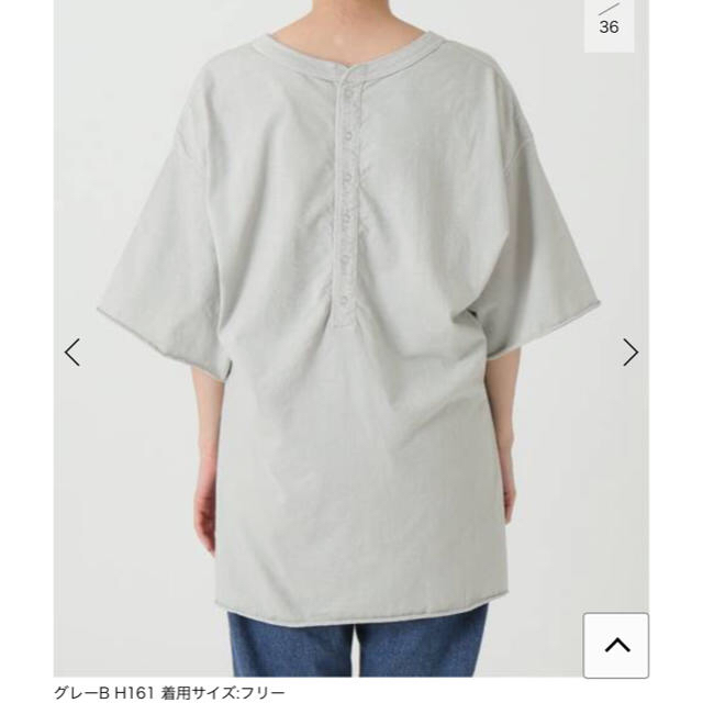 IENA(イエナ)のタグ付き新品　IENA 別注BACK BUTTON Tシャツ レディースのトップス(Tシャツ(半袖/袖なし))の商品写真