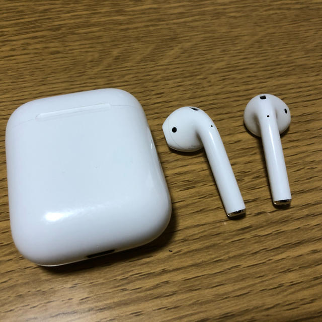 Apple(アップル)のairpods 第一世代　Apple純正品　完動品 スマホ/家電/カメラのオーディオ機器(ヘッドフォン/イヤフォン)の商品写真