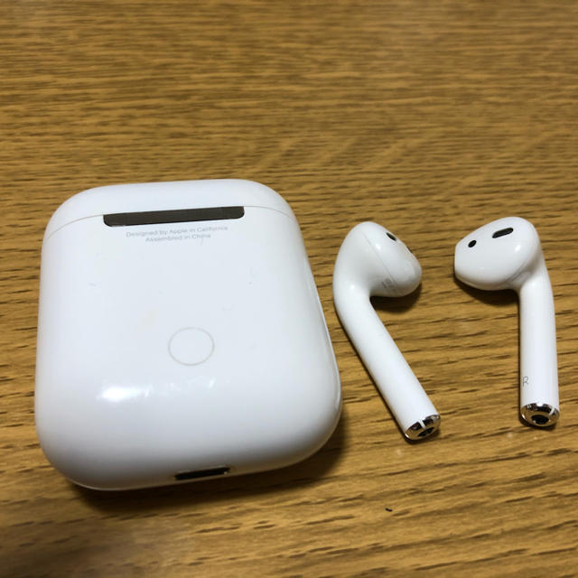 Apple(アップル)のairpods 第一世代　Apple純正品　完動品 スマホ/家電/カメラのオーディオ機器(ヘッドフォン/イヤフォン)の商品写真