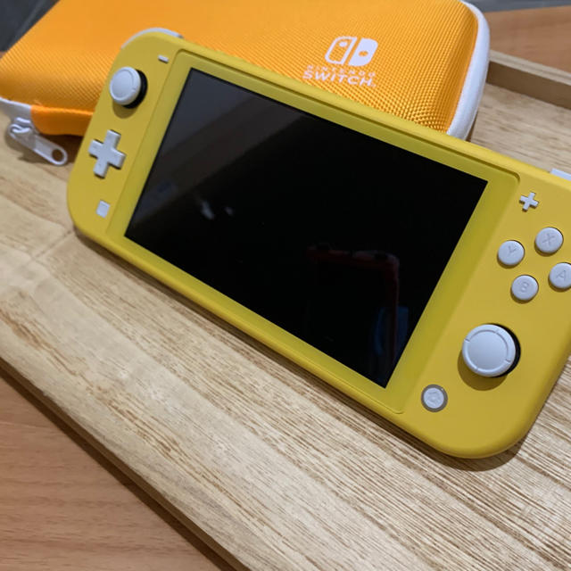 任天堂(ニンテンドウ)の【任天堂】Switch Lite イエロー【送料無料】 エンタメ/ホビーのゲームソフト/ゲーム機本体(家庭用ゲーム機本体)の商品写真