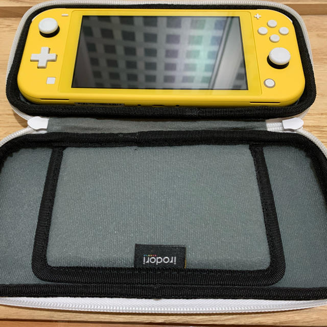 任天堂(ニンテンドウ)の【任天堂】Switch Lite イエロー【送料無料】 エンタメ/ホビーのゲームソフト/ゲーム機本体(家庭用ゲーム機本体)の商品写真