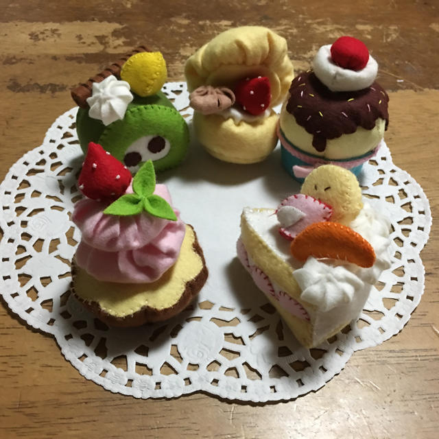 プチケーキ5個手作りフェルトキット ハンドメイドの素材/材料(各種パーツ)の商品写真