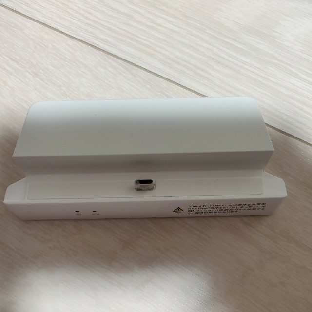 au(エーユー)のW05 wifiルーター　クレードル　HWD36PUU スマホ/家電/カメラのスマートフォン/携帯電話(その他)の商品写真