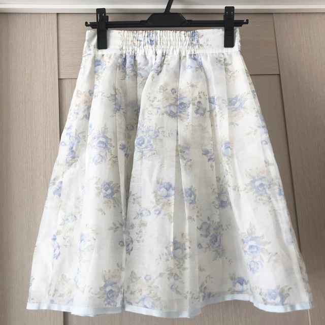 L'EST ROSE(レストローズ)の美品　レストローズ  花柄　フレアスカート  レディースのスカート(ひざ丈スカート)の商品写真