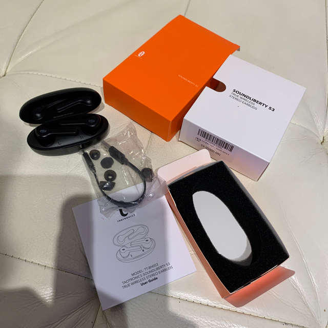 中古　TaoTronics ワイヤレス イヤホン Bluetooth 5.0  スマホ/家電/カメラのオーディオ機器(ヘッドフォン/イヤフォン)の商品写真