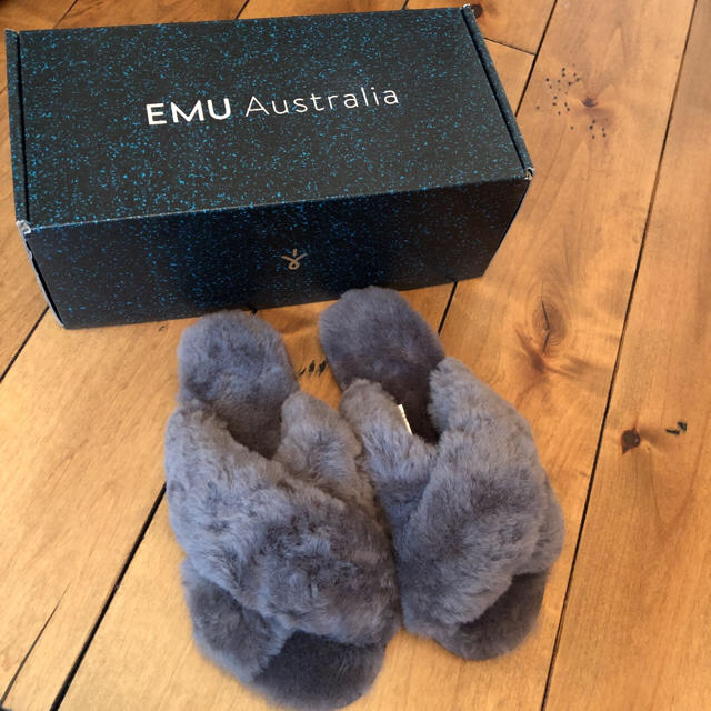 EMU(エミュー)のEMU Australia エミューオーストラリア　新品ファーサンダル　サイズ7 レディースの靴/シューズ(サンダル)の商品写真