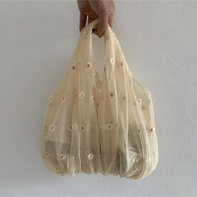 MILKFED.(ミルクフェド)の[イエロー]デイジー刺繍 トート チュールバッグ レディースのバッグ(トートバッグ)の商品写真