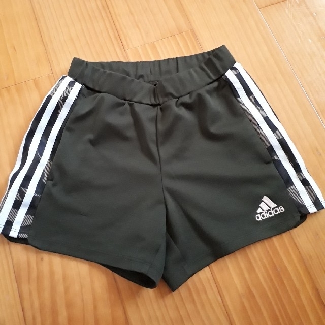 adidas(アディダス)のadidas　短パン140㌢ キッズ/ベビー/マタニティのキッズ服女の子用(90cm~)(パンツ/スパッツ)の商品写真