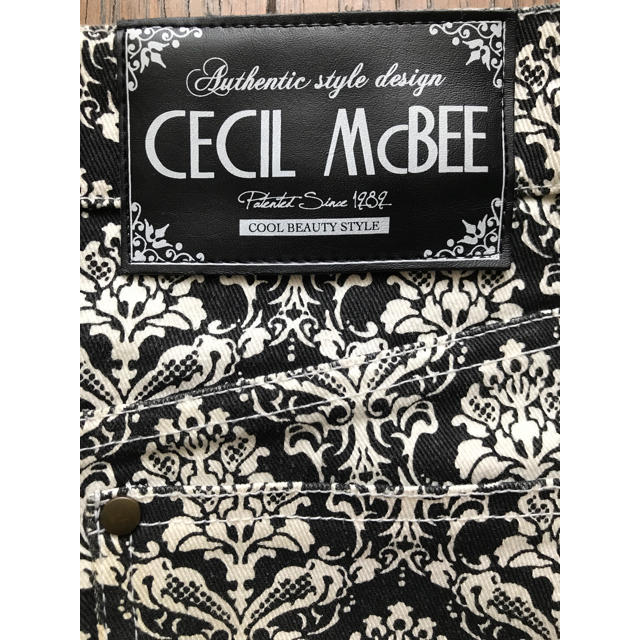 CECIL McBEE(セシルマクビー)のCECIL Mc BEE スキニーパンツ 花柄 レディースのパンツ(スキニーパンツ)の商品写真