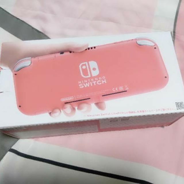 Nintendo Switch(ニンテンドースイッチ)のニンテンドー　スイッチライト　コーラル　新品・未開封 エンタメ/ホビーのゲームソフト/ゲーム機本体(家庭用ゲーム機本体)の商品写真