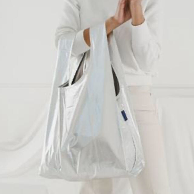 BEAMS(ビームス)のBAGGU STANDERD メタリック　シルバー　エコバック　スタンダード レディースのバッグ(エコバッグ)の商品写真