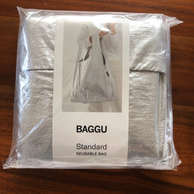 BEAMS(ビームス)のBAGGU STANDERD メタリック　シルバー　エコバック　スタンダード レディースのバッグ(エコバッグ)の商品写真