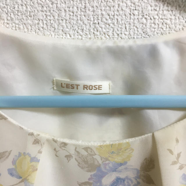 L'EST ROSE(レストローズ)のトップス ブラウス　花柄ブラウス レディースのトップス(シャツ/ブラウス(半袖/袖なし))の商品写真