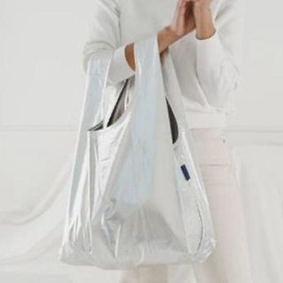 ビームス(BEAMS)のBAGGU STANDERD シルバー　メタリック　エコバック　スタンダード(エコバッグ)