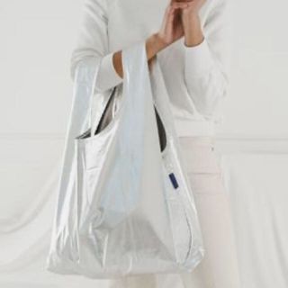 ビームス(BEAMS)のBAGGU STANDERD シルバー　メタリック　エコバック　スタンダード(エコバッグ)