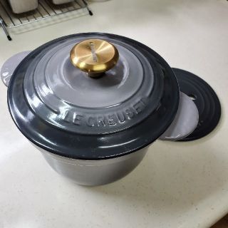 ルクルーゼ(LE CREUSET)のル・クルーゼ　ココット·エブリィ１８フリント（ゴールドツマミ）(鍋/フライパン)