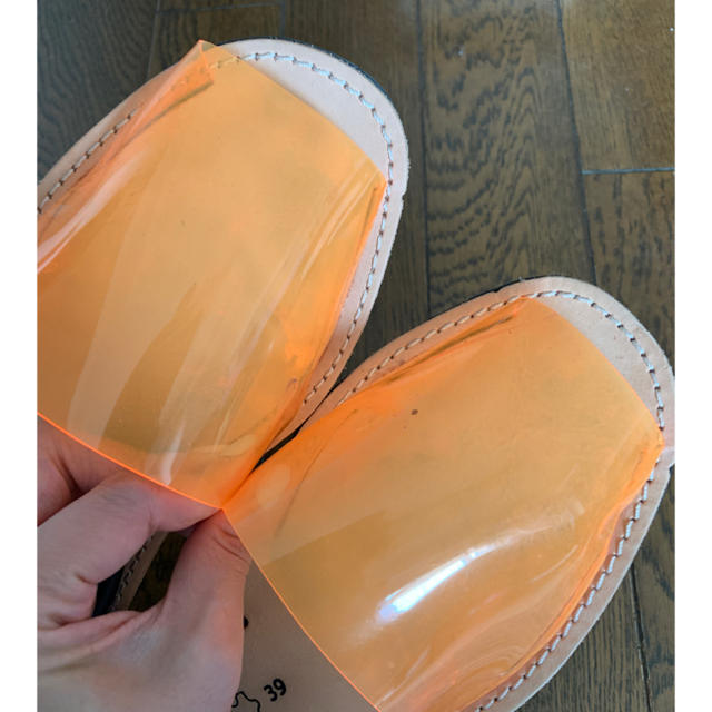 BEAUTY&YOUTH UNITED ARROWS(ビューティアンドユースユナイテッドアローズ)のAVARCAS オレンジクリアサンダル レディースの靴/シューズ(サンダル)の商品写真