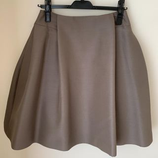 フォクシー(FOXEY)の美品！フォクシー　フンワリシルク膝丈スカート(ひざ丈スカート)