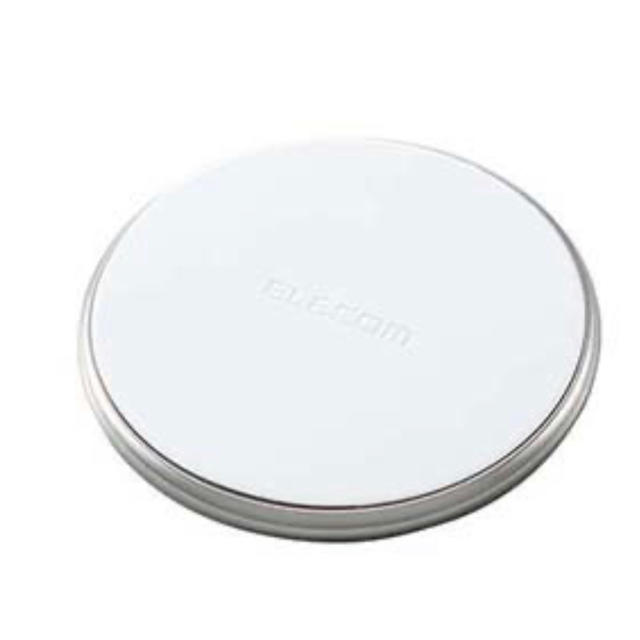 ELECOM(エレコム)のワイヤレス充電器　シルバー スマホ/家電/カメラのスマートフォン/携帯電話(バッテリー/充電器)の商品写真