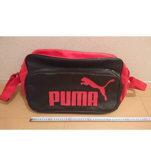 PUMA(プーマ)のアシスト様専用   プーマスポーツバッグ  赤黒！ メンズのバッグ(ショルダーバッグ)の商品写真