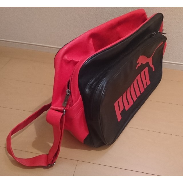 PUMA(プーマ)のアシスト様専用   プーマスポーツバッグ  赤黒！ メンズのバッグ(ショルダーバッグ)の商品写真