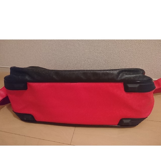 PUMA(プーマ)のアシスト様専用   プーマスポーツバッグ  赤黒！ メンズのバッグ(ショルダーバッグ)の商品写真